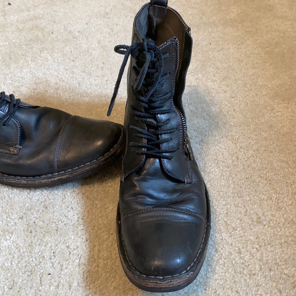 Leather boots zip up